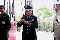 馬防部指揮官鄭中將主持「九十八年國軍陣(公)亡將士秋祭大典」,由指揮官鄭中將親蒞主持,議長陳振清、副縣長徐文吉、副指揮官陳將軍以及主任陳將軍等人擔任陪祭,會中鄭中將期許所屬官兵應效法先賢先烈犧牲奉獻之精神,作為維護國家安全與保障人民福祉的堅強後盾。(圖/文:黃俊智)