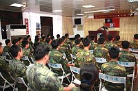 鄭中將勉勵在座98-2梯新科士官,要扮演好軍官與士兵間‘溝通橋樑’的角色。(圖/文:黃俊智)