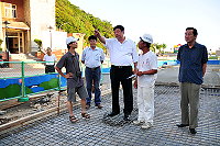 　關心南竿介壽廣場地坪工程，縣長陳雪生甫返國立即率副縣長徐文吉、工務局、承包廠商及監造單位人員前往工地現勘，要求在十一月底前先完成廣場地坪工程。（圖／文：曹重偉）