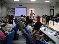 　南竿鄉公所舉辦98成人電腦班，介壽EXCEL及中正WORD班同步展開，不同年齡的鄉親都在親切講師的帶領下，學習電腦實用軟體的操作，也體會電腦其實一點都不難。（圖／文：劉秋月）