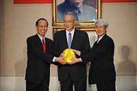 新任行政院院長吳敦義主持交接典禮,由原籍金門並獲留任之行政院政務委員薛承泰(右一)兼任福建省主席。(圖:福建省政府提供)