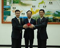 　立榮航空馬祖機場辦事處新舊主任交接，首席副總陳雄智（中）特別抵馬主持交接典禮，新上任謝慶龍主任（右一）原為松山機場副主任，而原馬祖機場主任羅駿諭（左一）則調任台中機場主任。（圖／文：劉秋月）  