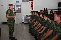 指揮官鄭中將假港灘中隊歡迎八十位新進官兵蒞馬,除給予名片外,並表示自己像7-11便利商店般,不分晝夜為弟兄解決問題,充分展現愛護官兵的親和力。(圖/文:林忠和)