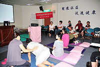 　「媽媽教室」第三波課程溫馨開講，邀請台北榮民總醫院護理師林玉蘭主講拉梅茲生產減痛法及有用的產前產後運動，還請幾位學員親自體驗加深大家印象。（圖／文：曹重偉）
