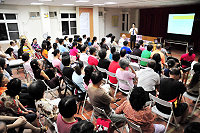 　為建立民眾對精神疾病的正確認知，社區心理衛生中心「認識精神疾病」講座邀請三軍總醫院精神醫學部主治醫師張勳安開講，十四日晚間於南竿吸引爆滿民眾前往聆聽。（圖／文：曹重偉）