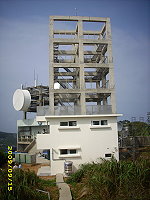 東引數位電視轉播站機房及鐵塔工程即將完工使用,行政院新聞局官員與公共電視人員聽取簡報及進行工程查核。(圖:東引鄉公所提供)