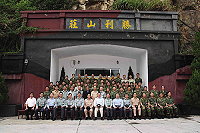 國防部長高華柱先生日前在參謀總長林鎮夷一級上將、總政戰局代局長鄭瑞堅中將、陸軍司令部副司令廖中將及馬防部指揮官鄭中將等人陪同下,前往高登、東引、南竿及莒光等地區視導防務並提前慰勉秋節辛勞,圖為高部長於餐會後與馬防部駐防官兵合影留念。(圖╱文:林忠和)
