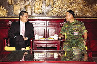 軍人之友社於秋節前夕,主動邀請高雄市鄉親、仕紳蒞馬探視慰問防區官兵,指揮官鄭中將對林秘書長的來訪表示感謝之意。(圖/文:林忠和)
