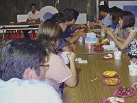 東引鄉東湧社區發展協會會員大會,在輕鬆氣氛中討論社造的工作方向。(圖:東湧社區發展協會提供)