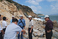 　經濟部水利署視察南竿新建海水淡化廠，第十河川局、縣府工務局、自來水廠與廠商從旁說明。（圖／文：邱竟瑋）