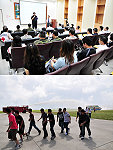 南竿航空站舉行場內航空器失事搶救演習,模擬班機衝出跑道引燃冒出大量濃煙並起火燃燒,旅客在現場指揮下匆忙逃生,場面逼真。(圖/文:曹重偉)