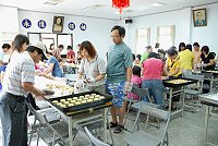 　連江縣新移民女性關懷協會昨天上午舉辦「中秋月餅製作教學活動」，參加民眾相當踴躍，除了月餅DIY外，還替小朋友講解中秋節由來及舉辦有獎徵答活動，讓大家提前感受中秋的過節氣氛。（圖／文：劉秋月）