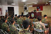 馬防部前指揮官鄭中將日前前往梅石幹訓班主持步兵領導士98-3期開訓典禮,鄭中將於致詞時表示,領導士官必須具備以身作則、服務和專業領導等三項,如此才能贏得弟兄的信賴,長官的信任以及自己的信心。(圖╱文:黃俊智)