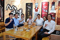 　馬酒就要登上台北101！台北101董事長林鴻明（中）抵馬探視好友陳雪生，允諾將在101設置櫥窗推銷馬酒，並與酒廠合作打造新品牌，將馬酒推上國際市場。（圖／文：劉秋月）