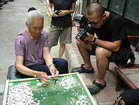 　2009馬祖秋慶—鐵板燒塔節十月三日下午二時開始，傳統美食「扭白丸」邀您一起DIY，現場還有街頭藝人表演。（圖：鐵板社區發展協會提供）