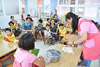 　塘岐附幼昨天舉辦冰皮月餅製作親子活動。（圖／文：陳鵬雄）