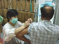 98年免費季節性流感疫苗昨天開打,接種情形順遂,首日完成約130劑。(圖:衛生局提供)