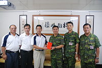 縣府秘書長王忠銘代表縣長陳雪生致贈馬防部加菜金,由指揮官羅際琴代表接受。(圖/文:邱竟瑋)