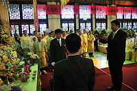 　馬祖籍人瑞鄭貞女士昨公祭，享年九十三歲，縣長陳雪生親自到台北縣立板橋殯儀館獻花致哀。（圖：連江縣政府提供）