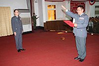 陸軍司令楊上將日前假梅石幹訓班,主持馬防部新任指揮官羅將軍任職佈達典禮,司令部主任周中將等陪同觀禮,圖為就職宣誓時情形。(圖/文:林忠和)