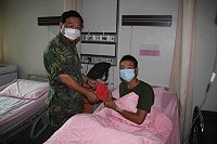 馬防部政戰主任陳將軍慰問秋節期間住院官兵 圖與文:林忠和