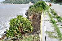 　白沙濱海連外道又再度出現一處坍方，人行道險象環生。（圖／文：陳鵬雄）