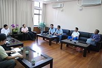 地區直昇機十月十五日赴台大修一個月,縣議員張永江、陳建光邀請相關單位協調緊急應變措施,初步規劃以小白船支援東引─南竿航線。(圖/文:邱竟瑋)