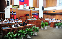 　連江縣議會第四屆第八次定期大會開議，由議長陳振清擊槌宣布開會並致開議詞。（圖／文：曹重偉）