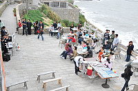 　2009北竿海洋文化季－芹壁好咖日，觀光遊客沉醉在音樂與咖啡香中。（圖／文：陳鵬雄）