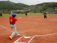東引軍民盃慢壘明星對抗賽,A組(黑隊)攻守俱佳,以直落二的優勢取得冠軍。(圖/文:陳其敏)