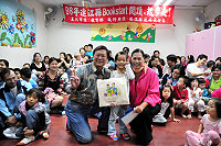 　文化局「Book start閱讀•起步走」開跑，局長劉潤南特別致贈「閱讀禮袋」給每位親子檔，鼓勵家長們多陪伴孩子閱讀、一起成長。（圖／文：曹重偉）