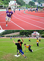 校際運動會最後一天賽事進行國小組樂樂棒球決賽及國中組大隊接力,讓福澳運動場熱力燃燒。(圖/文:曹重偉)