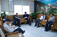 縣長陳雪生昨邀集議長陳振清及縣府相關單位,針對東引對外交通進行討論,會中決議臺馬輪「東馬東台」即日起實施,至中興航空直昇機返馬為止。(圖/文:劉秋月)
