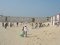 　東莒社協與在地居民攜手清理猛澳沙灘還原清淨原貌。（圖：東莒社協提供）