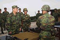 指揮官前往基層連隊視導武器操演、裝備保養等整備工作,並要求幹部必須瞭解各項檢查重點、評分標準、正確保養及操作程序。(圖/文:劉宏毅)
