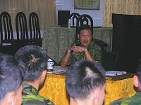 主任陳將軍假梅石幹訓班勉勵在場所有新進弟兄,及早適應部隊生活。(圖/文:林忠和)