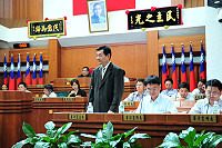 　審計部台灣省基隆市審計室主任林永釧來馬進行九十七年度總決算暨附屬單位決算審核報告，並仔細答覆議員提問。（圖／文：曹重偉）