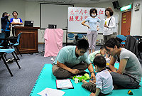 　縣立醫院聯合評估中心執行今年兒童發展第三次聯合評估，由北市聯合醫院支援的專業治療師檢測個案發展情形，家長也在場關心。（圖／文：曹重偉）