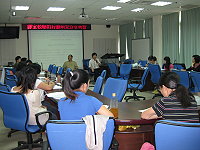 縣府教育局舉辦「課室教學的行動研究分享」研習,學習從教室情境中找出問題,利用行動研究學習找出解決之道,參與研習的老師獲益甚多。(圖:教育局提供)