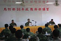 　日前指揮官主持馬防部98年政戰幹部講習開訓精神講話，會中指揮官勉勵與會政戰幹部，多充實自我本職學能，共同維護榮譽的政戰。（圖／文：劉宏毅）