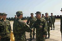指揮官羅將軍關懷高登官兵生活情形,並逐一與官兵握手,嘉勉官兵的辛勞。(圖:溫宗霖/文:劉宏毅)