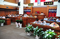 　縣議會展開審議九十九年度地方總預算暨附屬單位預算案議程，由主計室主任劉羽茵就地方總預算編製情形進行報告。（圖／文：曹重偉）