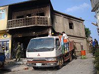 　幫助火災受災民眾災後重建工作，東莒各界紛紛投入人力協助。（圖／文：林冰芳）