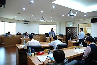 　南竿鄉民代表會第八屆第七次定期大會，昨天進行第一天的鄉政總質詢，也是第一次啟用聯合辦公大樓新議事廳，代表們問政火力絲毫不減。（圖／文：劉秋月）