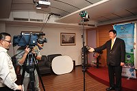 　臺北獲國際授權舉辦「2010臺北國際花卉博覽會」，邀請二十五縣市共襄盛舉，並將於十一月二日舉辦縣市交流合作簽約典禮，縣長陳雪生代表馬祖錄影，祝福博覽會「大放異彩、驚豔全球」。（圖：縣府企劃室提供）