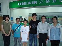 　地區四位學子入圍「2009年第五屆國家地理知識競賽－全國總決賽」，昨天赴台將參加在師大舉辦的決賽，教育局長邱金寶勉勵學子全力以赴。（圖：教育局提供）