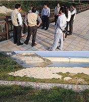 　南竿鄉代會質疑后澳水庫集水區不當堆積石塊。（圖與文：劉秋月）