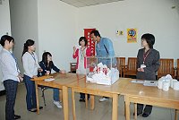 財政部北區國稅局馬祖服務處昨天抽出兩百三十一位幸運兒,分別獲得台北─馬祖來回機票與良質米不等的獎勵。(圖/文:邱竟瑋)