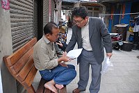 縣長候選人陳財能在南竿介壽村拜票。(圖/文:邱竟瑋)