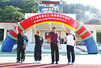 　近千名地區軍民參加「111全民登山健走日，快樂馬祖向前走」活動，昨天在縣長陳雪生、議長陳振清、立委曹爾忠及馬防部指揮官羅際琴鳴槍後，大夥一塊邁開大步健康出發。（圖／文：劉秋月）